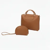 Vue détaillée de la petite pochette et du sac intermédiaire marron clair.