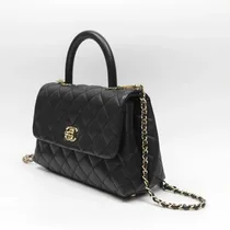 Sac à main matelassé noir style Chanel vue de profil