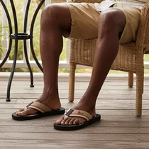 Sandale Homme Confortable et Ajustable portées par un homme pour une balade estivale décontractée.