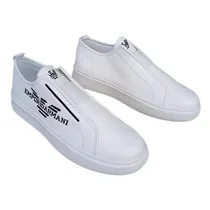 Vue de profil basket Emporio Armani blanche sur fond blanc.