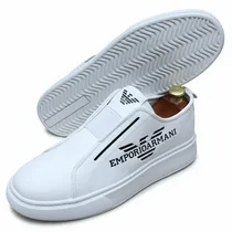 Détail de la semelle texturée des sneakers Armani blanches.