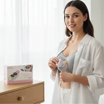 Femme souriante portant le tire-lait MY-373 invisible sous ses vêtements.