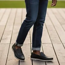 Mocassins bleus portés avec un pantalon chino beige.