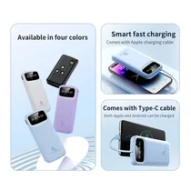 Personne rechargeant son smartphone avec un Power Bank compact bleu clair.