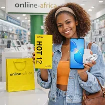 Femme souriante tenant la boîte jaune Infinix Hot 12 et le téléphone.