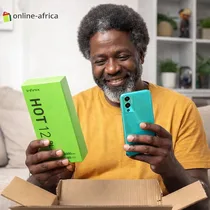 Un homme heureux déballant son nouveau téléphone Infinix Hot 12 Play vert.