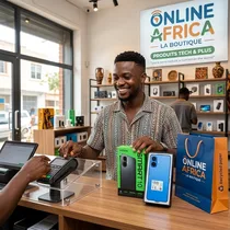 Client achetant un smartphone Infinix Smart 10 dans la boutique Online Africa.