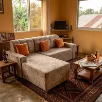 Canapé d’angle beige chiné 5 places avec coussins orange