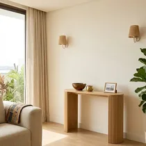 Console en bois côtelée design moderne dans une entrée