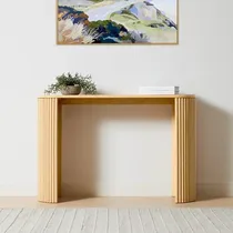 Console noire côtelée avec pieds arrondis décoratifs