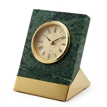 Horloge de table en marbre vert avec cadran doré sur socle élégant