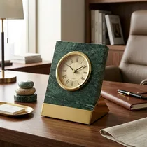 Horloge de table décor doré posée sur meuble de salon élégant