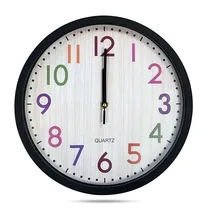 Horloge murale classique avec motifs décoratifs