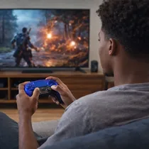 Manette Sony DualSense violet Galactic Purple en utilisation gaming