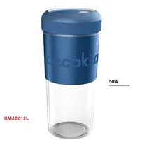 Mixeur portable Decakila KMJB012 bleu en utilisation smoothie