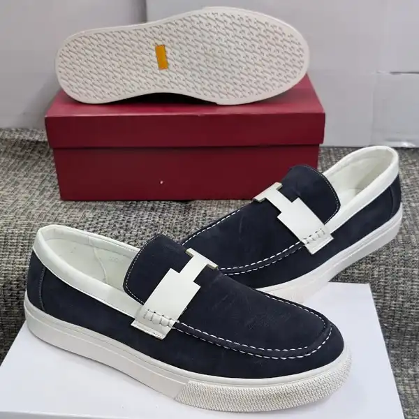 Mocassins Hermès homme daim bleu et blanc vue de profil