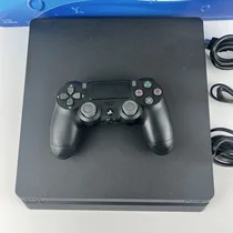 onsole PS4 Slim installée dans salon moderne