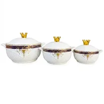 Assiettes rondes empilées avec couvercles décoratifs dorés