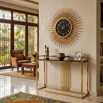 Décoration intérieure luxe avec console rectangulaire et horloge sunburst