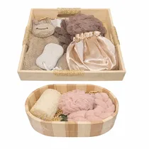 Ensemble d’accessoires de bain avec loofah et fleur de douche dans un bac en bois