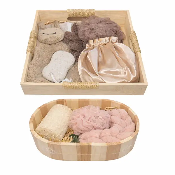 Ensemble d’accessoires de bain avec loofah et fleur de douche dans un bac en bois