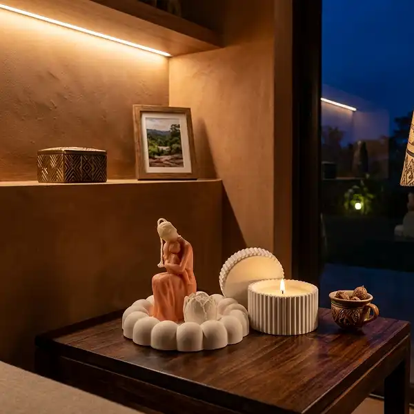 Ensemble décoratif minimaliste avec bougies parfumées artisanales et vase blanc