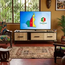 Meuble TV industriel bois clair avec structure métal noir dans salon moderne