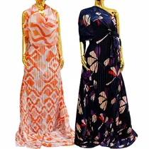 Robe longue en soie plissée avec motif abstrait corail