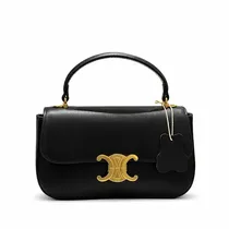 Sac femme CELINE noir porté à la main style élégant