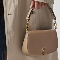 Sac à main luxe Saint Laurent Voltaire porté par une femme