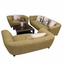 Ensemble canapé et fauteuils en tissu texturé vert olive dans un salon contemporain