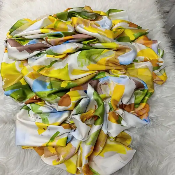 Soie italienne brillante avec motif abstrait moderne multicolore
