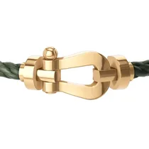 Bracelet jonc acier porté avec tenue élégante