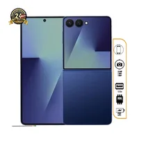Samsung Galaxy Z Flip7 en mode Flex pour selfie mains libres