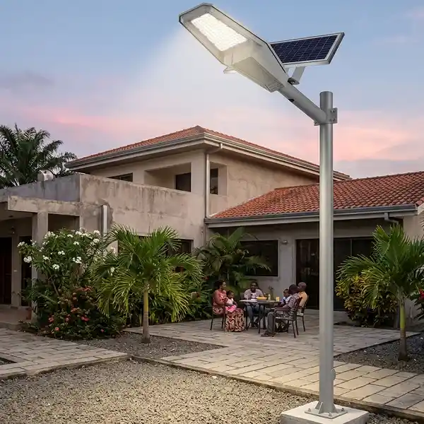 Lampadaire solaire Alu Jortan JT-ZJTZ installé dans un jardin