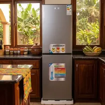 Réfrigérateur moderne argenté pour cuisine et bureau