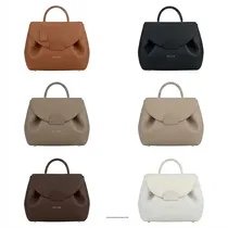 Sac à main Polène porté à l'épaule