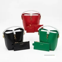 Détail du fermoir Cassandre YSL doré sur sac seau Saint Laurent Le 37