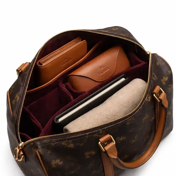Intérieur spacieux du sac de voyage vintage COCIO