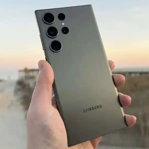 Vue arrière Samsung Galaxy S23 Ultra montrant le module photo 200 MP
