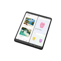 Téléphone Samsung Z Fold 3 plié montrant l'écran externe et le triple capteur photo