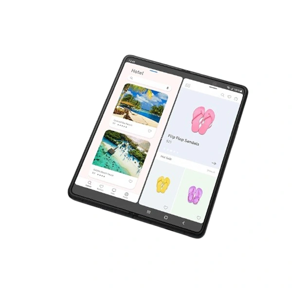 Téléphone Samsung Z Fold 3 plié montrant l'écran externe et le triple capteur photo