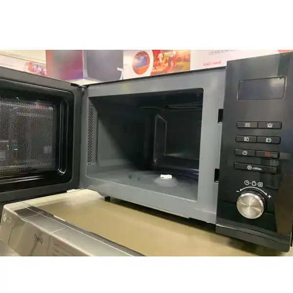 Intérieur spacieux du micro-ondes DELTA 23L pour cuisson quotidienne.