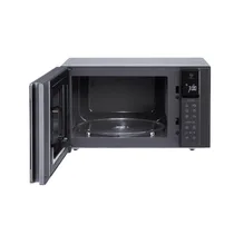 Four à micro-ondes LG MS2595CIS argent installé dans une cuisine moderne