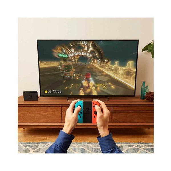 Image 2 : Console Nintendo Switch installée sur sa station d'accueil noire connectée face à un téléviseur.