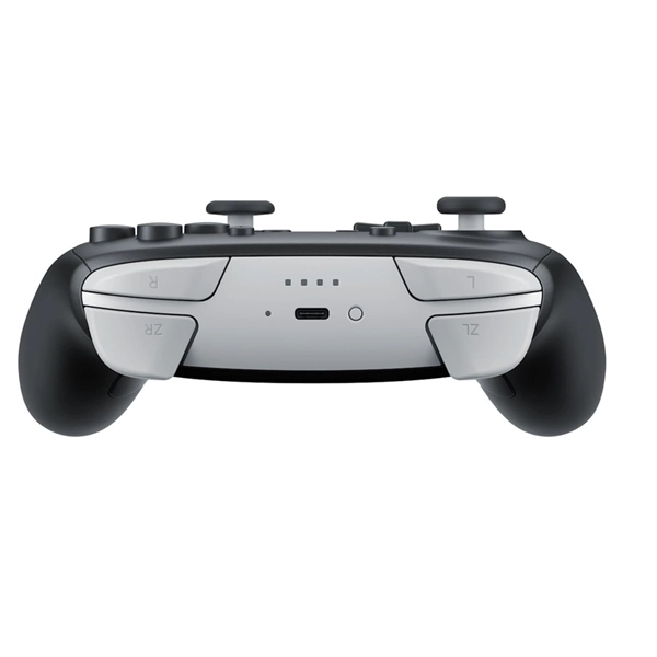 Vue rapprochée de la croix directionnelle et du port USB-C de la manette Pro Controller