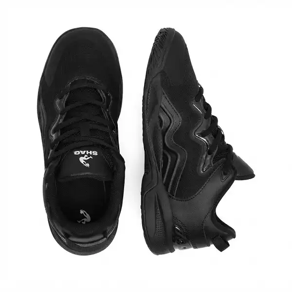 Détail de la semelle extérieure antidérapante de la basket SHAQ noire.