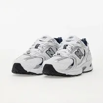 Baskets New Balance grise blanche et noire de profil pointure 40.