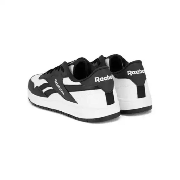 Chaussures Reebok portées pour un style urbain à Douala et Yaoundé.