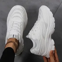 Sneakers FILA Skye ZP blanches pour femme pointure 38 vue de face